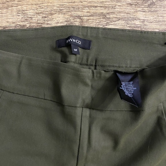 RW&Co Green Dress Capris - NWOT - Picture 3 of 4